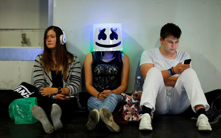 Gamescom: Ώρα για διασκέδαση. Επισκέπτες συμμετέχουν στην έκθεση Gamescom της Κολωνίας. H έκθεση ειναι αφιερωμένη στα videogames.