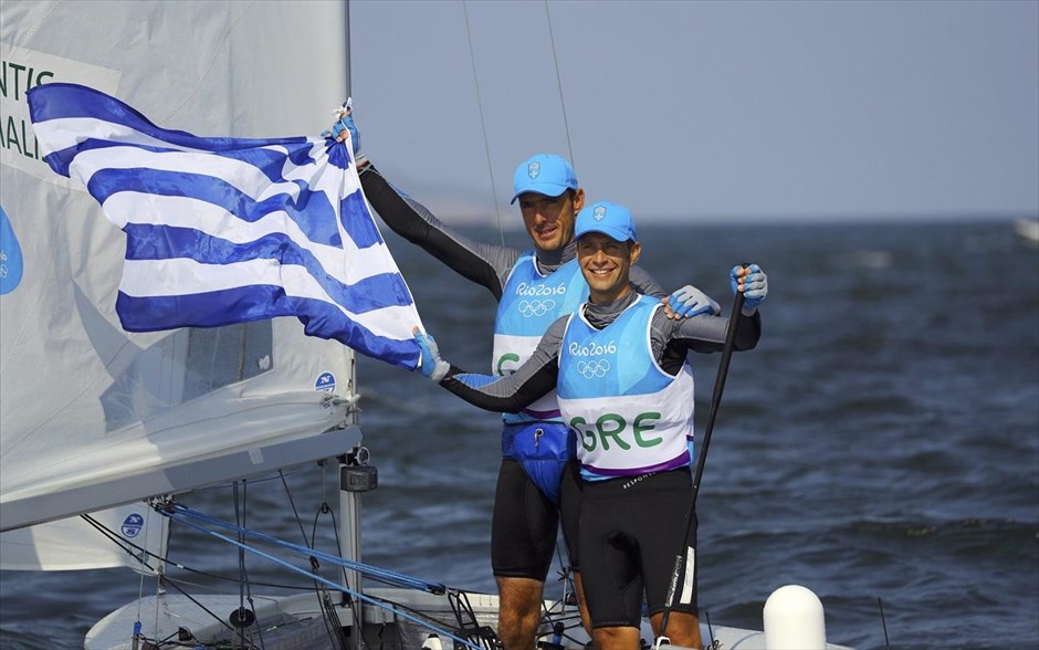 Χάλκινο μετάλλιο για τους Μάντη - Καγιαλή. Το χάλκινο μετάλλιο κατάκτησαν τελικά οι&nbsp;Παναγιώτης Μάντης και Παύλος Καγιαλής στα 470, ύστερα από συναρπαστική μάχη με το πλήρωμα της Αυστραλίας που κατετάγη δεύτερο στη συνολική κατάταξη, κι ενώ αρκούσε οι Έλληνες πρωταθλητές να τερματίσουν απλώς εκείνοι μια θέση μπροστά τους για να είναι «ασημένιοι».
&nbsp;