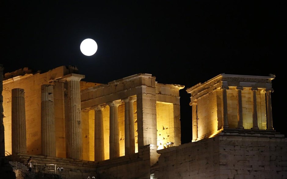 Αυγουστιάτικη Πανσέληνος πάνω από την Αθήνα. H εντυπωσιακή πανσέληνος του Αυγούστου ξεπροβάλλει πάνω από την Ακρόπολη.