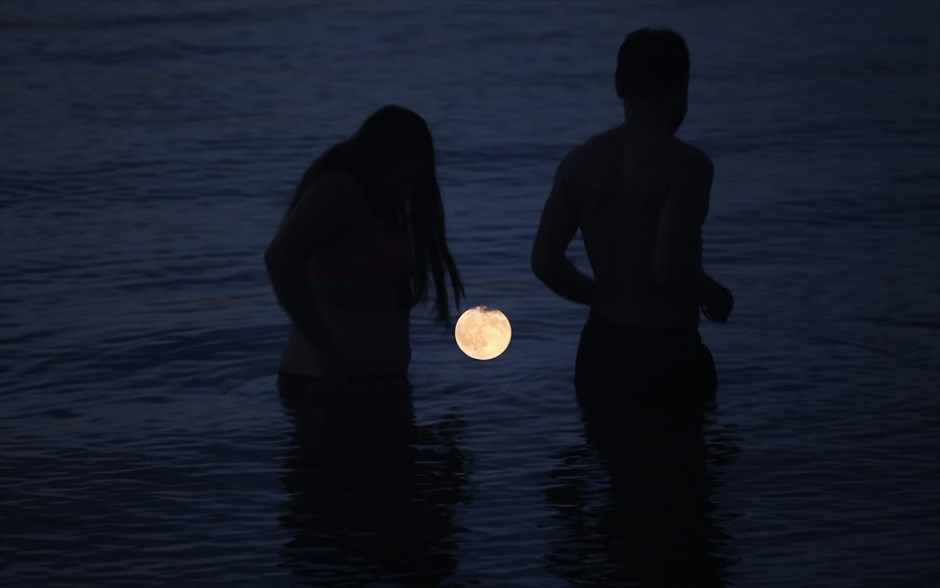 Αυγουστιάτικη πανσέληνος . Η Πανσέληνος στον Πατραϊκό κόλπο.&nbsp;