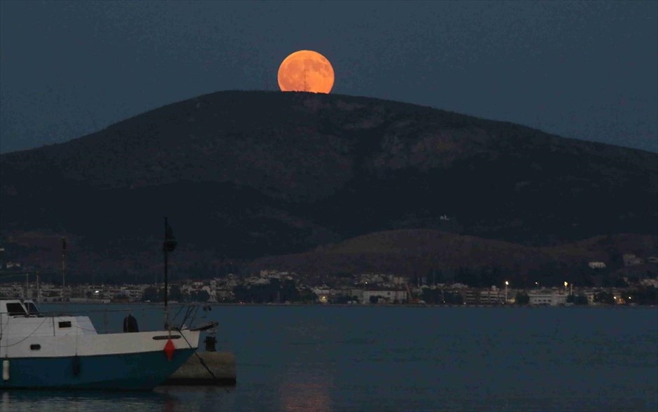 Αυγουστιάτικη πανσέληνος . Σε κόκκινη «παραλλαγή» το φεγγάρι στο λιμάνι της Αρτέμιδας.&nbsp;