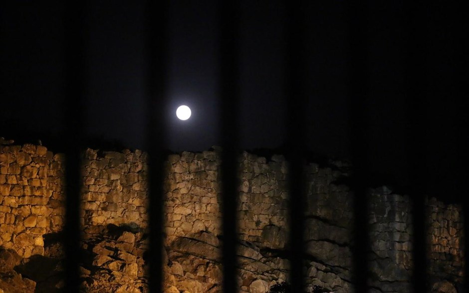 Αυγουστιάτικη πανσέληνος . Παιχνιδίσματα με τις σκιές και το φεγγάρι.&nbsp;