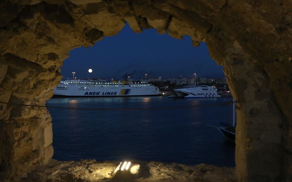 Αυγουστιάτικη πανσέληνος . Με θέα το ολόγιομο φεγγάρι το θαλάσσιο ενετικό Φρούριο Rocca a Mare (Κούλες) στο Ηράκλειο που άνοιξε&nbsp;ξανά τις πύλες του για το κοινό με μια συναυλία, στo πλαίσιo των εκδηλώσεων για την Πανσέληνο του Αυγούστου.&nbsp;