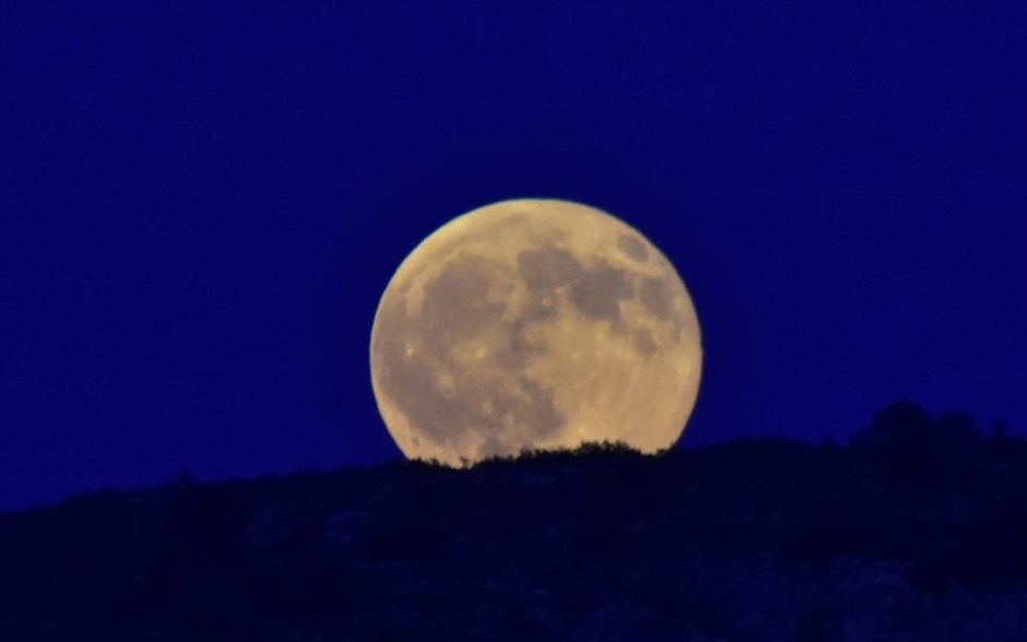 Αυγουστιάτικη πανσέληνος . Το φεγγάρι ανατέλλει&nbsp;πίσω από τα βουνά του Ναυπλίου.&nbsp;&nbsp;