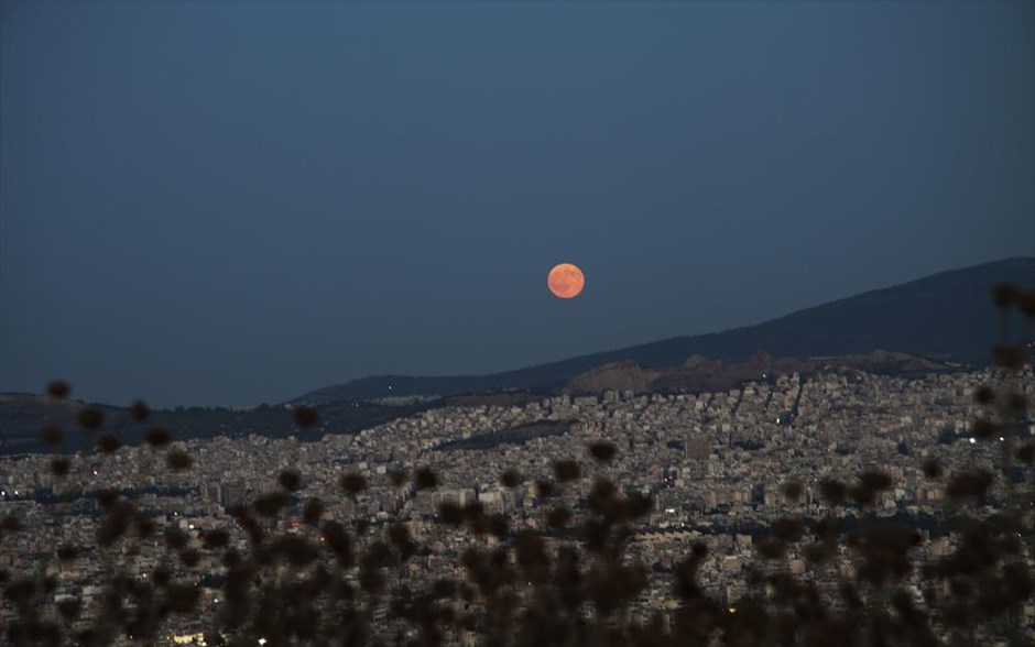 Αυγουστιάτικη πανσέληνος . Το φεγγάρι πάνω από την πόλη της Αθήνας.&nbsp;
