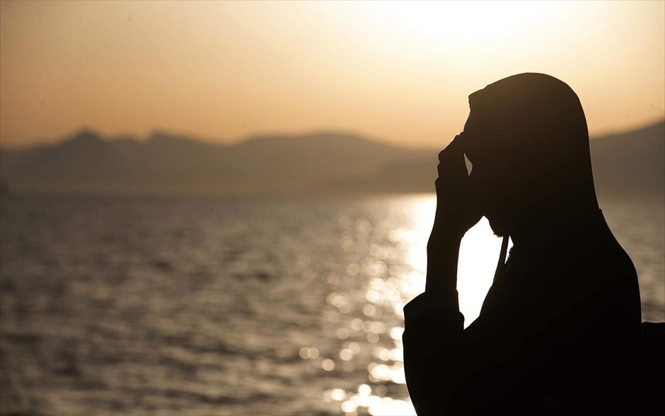 Μεταναστευτικό: Νέα τραγωδία στη Μεσόγειο. Στο λιμάνι του Τράπανι στη Σικελία μεταφέρθηκαν 304 διασωθέντες πρόσφυγες, καθώς και οι σοροί πέντε νεκρών προσφύγων. Τρία παιδιά συριακής καταγωγής καθώς και τρεις ενήλικες πνίγηκαν όταν η ξύλινη βάρκα στην οποία επέβαιναν βυθίστηκε στα ανοιχτά της Λιβύης.