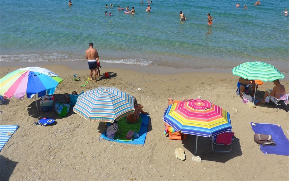 Καλοκαιρινή Κυριακή. Στιγμιότυπο από παραλία της Αττικής.