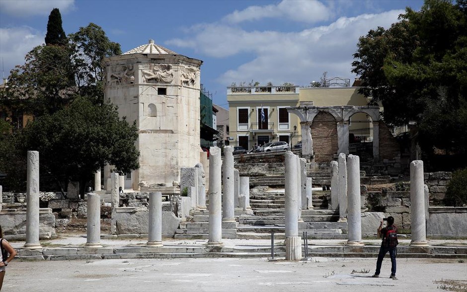 Ανοιχτό για τους επισκέπτες το Ωρολόγιο του Ανδρονίκου Κυρρήστου. Το Ωρολόγιο του Ανδρονίκου Κυρρήστου στη Ρωμαϊκή Αγορά, κάτω από το λόφο της Ακρόπολης ανοίγει ξανά για το κοινό αφού ολοκληρώθηκαν οι ξειδικευμένες εργασίες συντήρησης και αποκατάστασης από το μόνιμο προσωπικό συντήρησης της Εφορείας Αρχαιοτήτων Αθηνών, στο εσωτερικό του μνημείου. Το κτήριο φτιάχτηκε στο τέλος του 1ου αι. π.Χ. και διέθετε εννέα ηλιακά ωρολόγια αλλά και μηχανισμό «πλανηταρίου».