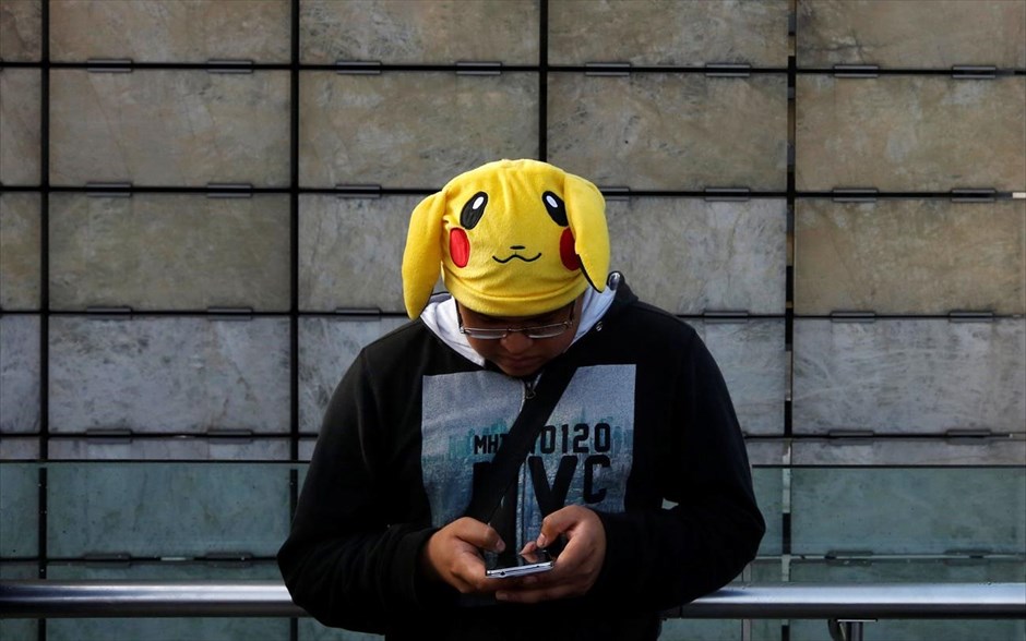 Pokemon Go και στο Μεξικό. Άνδρας με καπέλο Πίκατσου σε ομαδική συγκέντρωση στη Πόλη του Μεξικού όπου οι συμμετέχοντες έπαιξαν Pokemon Go.