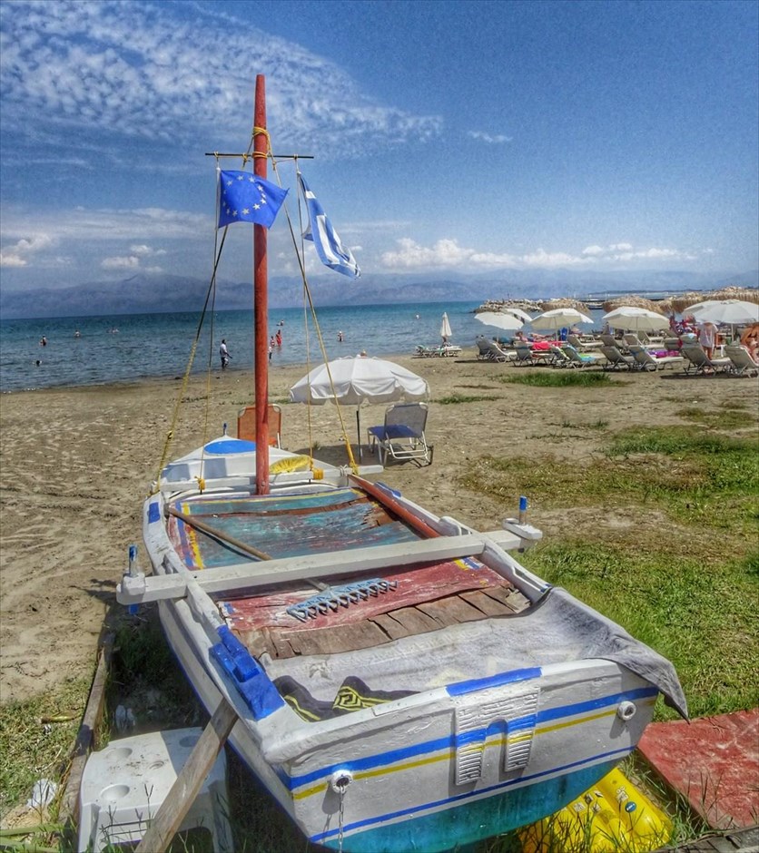 Καλοκαίρι στην Κέρκυρα. Στιγμιότυπο από την παραλία Ρόδα, στην Κέρκυρα.