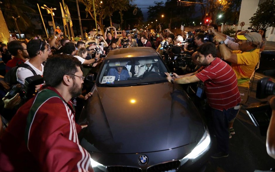 Ολυμπιακοί Αγώνες Ρίο 2016 - Τα καλύτερα στιγμιότυπα. Δημοσιογράφοι περικυκλώνουν ένα αυτοκίνητο που μεταφέρει τους Αμερικανούς κολυμβητές Τζακ Κόνγκερ και Γκούναρ Μπεντζ, καθώς αποχωρούν από το αστυνομικό τμήμα μετά την ανάκρισή τους, στο Ρίο ντε Τζανέιρο (18 Αυγούστου 2016).&nbsp; Η αστυνομία του Ρίο ντε Τζανέιρο επιβεβαίωσε τις πληροφορίες για τη&nbsp;φερόμενη κλοπή σε βάρος του Ράιαν Λόχτε και άλλων Αμερικανών κολυμβητών, την οποία οι ίδιοι κατήγγειλαν ότι έγινε τις πρώτες πρωινές ώρες της Κυριακής. Ο επικεφαλής της τοπικής αστυνομίας, κατηγόρησε σε συνέντευξη Τύπου τον Ράιαν Λόχτε και τους συναθλητές του, Τζίμι Φέιγκεν, Τζακ Κόνγκερ και Γκούναρ Μπεντζ, ότι προέβησαν σε βανδαλισμούς σε βενζινάδικο, ενώ ξεκαθάρισε ότι από πουθενά δεν προκύπτει ότι έγινε ληστεία σε βάρος τους.