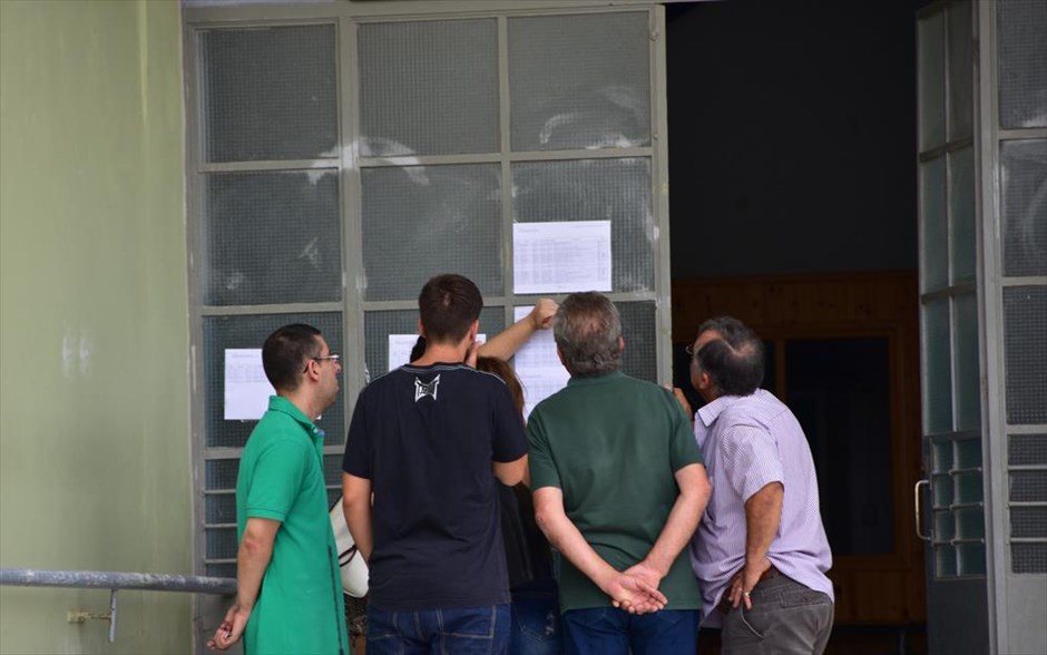Ανακοινώθηκαν οι βάσεις εισαγωγής σε ΑΕΙ και ΤΕΙ. Μαθητές και γονείς κοιτούν τους πίνακες επιτυχόντων σε ΑΕΙ και ΤΕΙ στο πρώτο Λύκειο Ναυπλίου, Τετάρτη 24 Αυγούστου 2016. Αγωνία τέλος για τους συμμετέχοντες των Πανελληνίων 2016, αφού ανακοινώθηκαν οι βάσεις εισαγωγής στις σχολές των πανεπιστημίων και των ΤΕΙ και τα ονομαστικά αποτελέσματα των υποψηφίων των Πανελληνίων 2016.