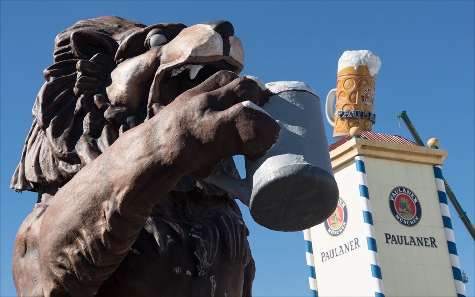 Γερμανία: Προετοιμασίες για το Oktoberfest. Το γλυπτό ενός λιονταριού το οποίο κρατά ένα ποτήρι μπύρας βρίσκεται στο Theresienwiese, όπου θα πραγματοποιηθεί το Oktoberfest, το μεγαλύτερο φεστιβάλ μπίρας στον κόσμο. Το Oktoberfest θα ξεκινήσει στις 17 Σεπτεμβρίου και θα ολοκληρωθεί στις 3 Οκτωβρίου.