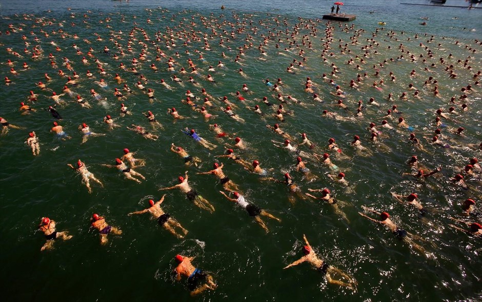 Ομαδικές βουτιές στη λίμνη της Ζυρίχης. Κολυμβητές στην ετήσια εκδήλωση ομαδικής κολύμβησης στη λίμνη της Ζυρίχης. Οι συμμετέχοντες πρέπει να διασχίσουν απόσταση 1,5 χιλιόμετρου.
