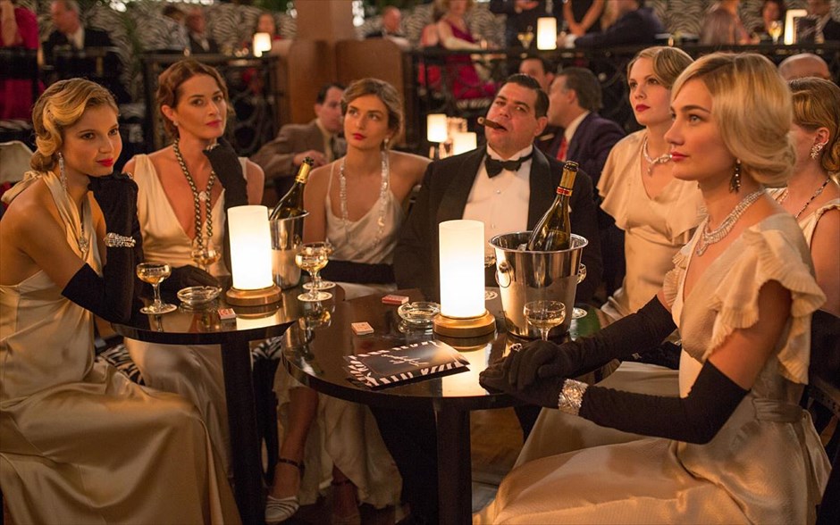 «Café Society». Στη νέα κωμωδία του Γούντι Άλεν, «Café Society», ένας νεαρός φτάνει στο Χόλυγουντ κατά τη διάρκεια της δεκαετίας του ’30, με την ελπίδα να εργαστεί στην κινηματογραφική βιομηχανία. Εκεί, ερωτεύεται και παρασύρεται από τη ζωντανή κοινωνία των café.
