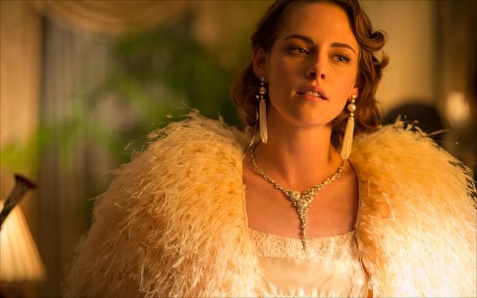 «Café Society». Στη νέα κωμωδία του Γούντι Άλεν, «Café Society», ένας νεαρός φτάνει στο Χόλυγουντ κατά τη διάρκεια της δεκαετίας του ’30, με την ελπίδα να εργαστεί στην κινηματογραφική βιομηχανία. Εκεί, ερωτεύεται και παρασύρεται από τη ζωντανή κοινωνία των café.