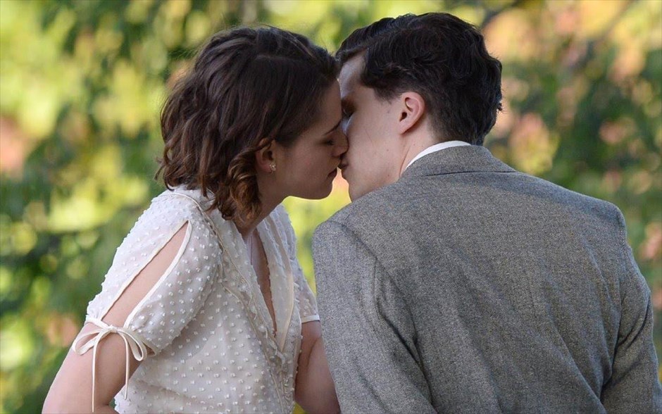 «Café Society». Στη νέα κωμωδία του Γούντι Άλεν, «Café Society», ένας νεαρός φτάνει στο Χόλυγουντ κατά τη διάρκεια της δεκαετίας του ’30, με την ελπίδα να εργαστεί στην κινηματογραφική βιομηχανία. Εκεί, ερωτεύεται και παρασύρεται από τη ζωντανή κοινωνία των café.
