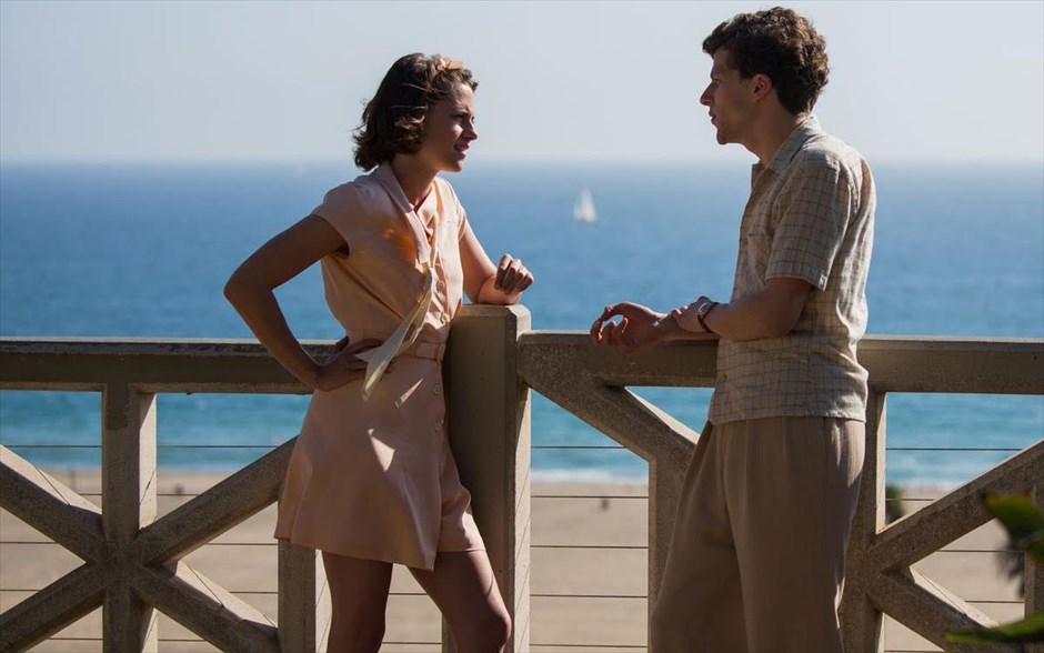 «Café Society». Στη νέα κωμωδία του Γούντι Άλεν, «Café Society», ένας νεαρός φτάνει στο Χόλυγουντ κατά τη διάρκεια της δεκαετίας του ’30, με την ελπίδα να εργαστεί στην κινηματογραφική βιομηχανία. Εκεί, ερωτεύεται και παρασύρεται από τη ζωντανή κοινωνία των café.
