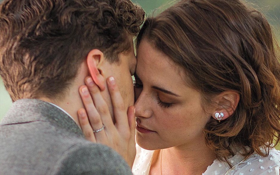 «Café Society». Στη νέα κωμωδία του Γούντι Άλεν, «Café Society», ένας νεαρός φτάνει στο Χόλυγουντ κατά τη διάρκεια της δεκαετίας του ’30, με την ελπίδα να εργαστεί στην κινηματογραφική βιομηχανία. Εκεί, ερωτεύεται και παρασύρεται από τη ζωντανή κοινωνία των café.