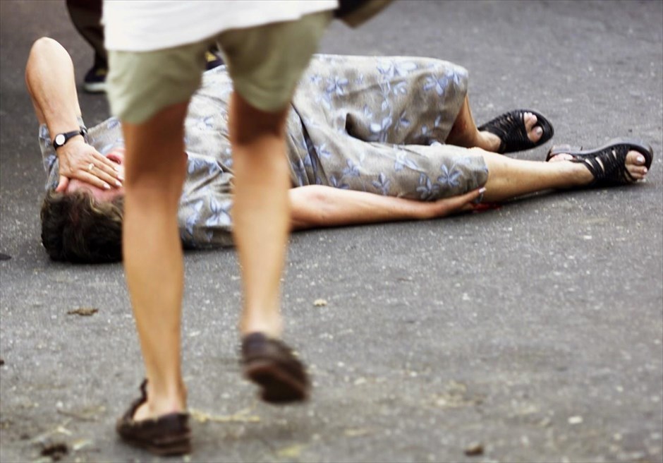 Κολομβία: 52 χρόνια ένοπλης σύγκρουσης κυβέρνησης και ανταρτών FARC. Μία ηλικιωμένη γυναίκα βρίσκεται ξαπλωμένη στο δρόμο, μετά τον τραυματισμό της από τα πυρά ενός αντάρτη των FARC (21 Φεβρουαρίου 2002).