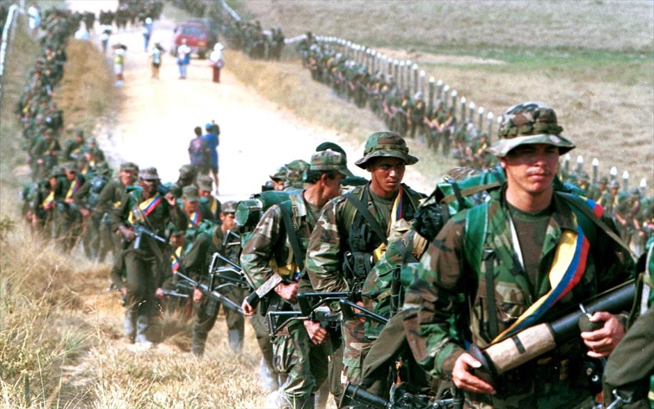 Κολομβία: 52 χρόνια ένοπλης σύγκρουσης κυβέρνησης και ανταρτών FARC. Αριστεροί αντάρτες της οργάνωσης Επαναστατικές Ένοπλες Δυνάμεις της Κολομβίας (FARC) περιπολούν ένα δρόμο κοντά στο Σαν Βιθέντε ντε Καχουάν, στην Κακέτα (9 Ιανουαρίου 1999).
