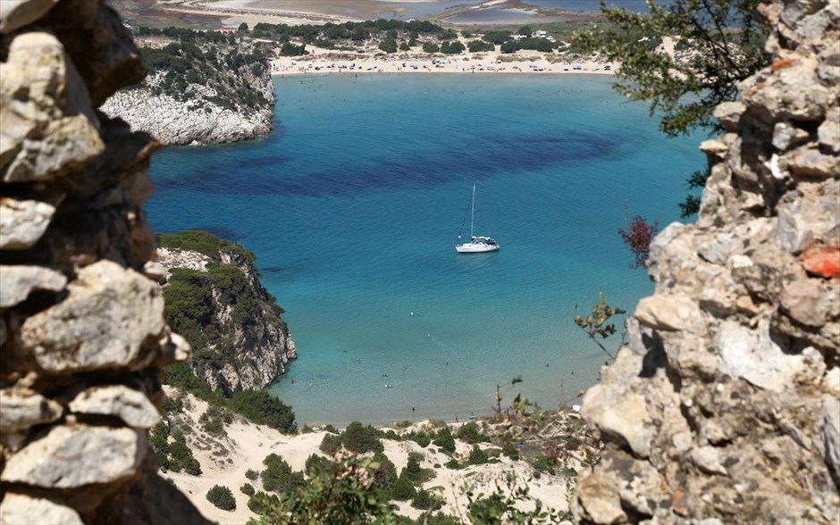 Απολαμβάνοντας τις τελευταίες ημέρες του Αυγούστου. Στιγμιότυπο από την παραλία της Βοϊδοκοιλιάς, τραβηγμένη από το Παλαιόκαστρο του Ναυαρίνου.