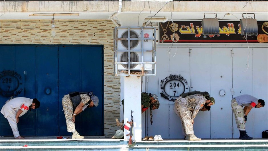 Λιβύη: Προσευχή πριν τη μάχη κατά του ΙΚ. Άντρες των Λιβυκών δυνάμεων προσεύχονται καθώς προετοιμάζονται για την επόμενη επίθεση κατά του Ισλαμικού Κράτους, στη Σύρτη. Υπό τον έλεγχό τους, εκδιώχνοντας τους τζιχαντιστές του Ισλαμικού Κράτους, έθεσαν κεντρική γειτονιά της Σύρτης οι λιβυκές δυνάμεις τη Δευτέρα, όπως ανακοίνωσε εκπρόσωπός τους. Μετά από την εξέλιξη αυτή, μόλις μια περιοχή της πόλης παραμένει ακόμη υπό τον έλεγχο της τζιχαντιστικής οργάνωσης.