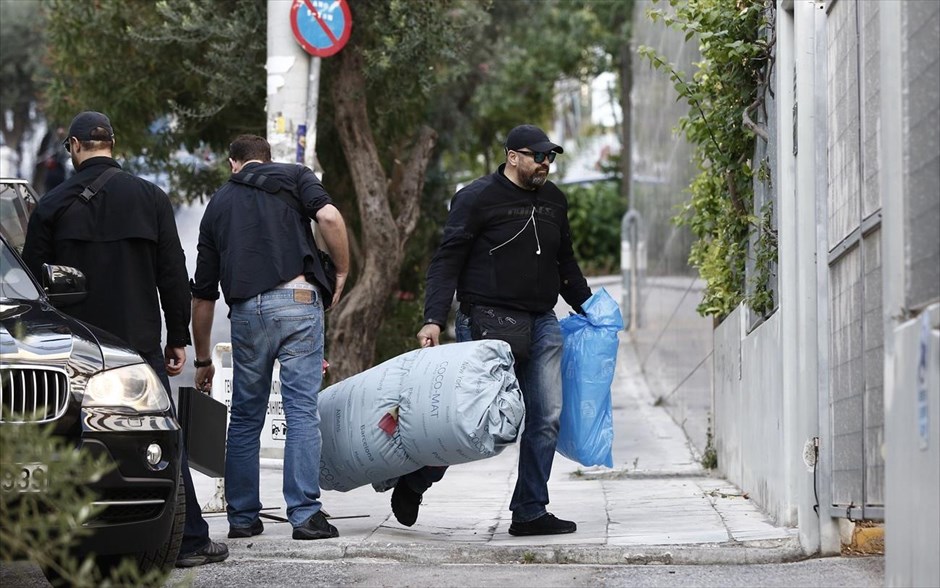 Διαδικασία δημοπράτησης τηλεοπτικών αδειών . Άντρες ασφαλείας κουβαλούν στρώματα ύπνου κατά τη διάρκεια της διαδικασίας της δημοπράτησης και διεκδίκησης των τηλεοπτικών αδειών. Οι περισσότεροι εκπρόσωποι των οκτώ επιχειρηματικών σχημάτων που συμμετέχουν στη διαδικασία έφεραν μαζί τους αποσκευές, καθώς η διαδικασία αναμένεται να τραβήξει σε χρονική διάρκεια και η διανυκτέρευση στα γραφεία της ΓΓΕΕ θεωρείται δεδομένη.