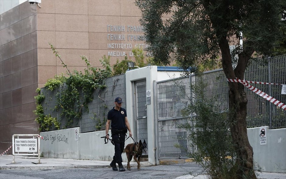 Διαδικασία δημοπράτησης τηλεοπτικών αδειών. Τα μέτρα ασφαλείας περιμετρικά του κτηρίου είναι αυστηρά, ενώ ουδείς διερχόμενος μπορεί να σταθμεύσει σε κοντινή ακτίνα.