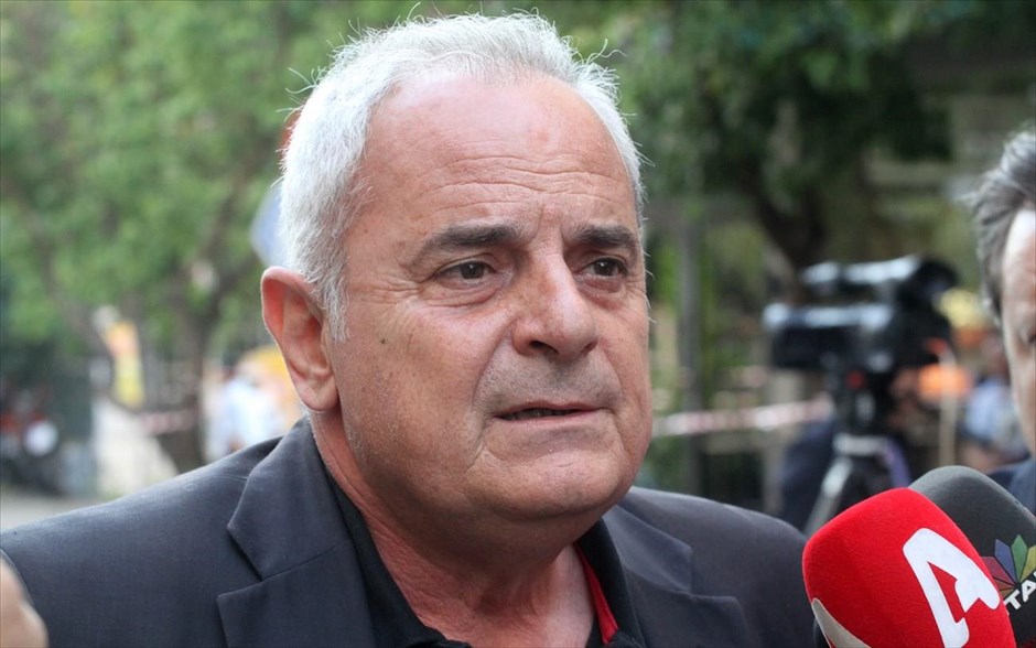 Διαδικασία δημοπράτησης τηλεοπτικών αδειών. Σημειώνεται ότι οι προσφορές στη δημοπρασία είναι δεσμευτικές καθώς το συγκεκριμένο στοιχείο θα λειτουργήσει υπέρ της μεγιστοποίησης του τιμήματος που θα εισπράξει το ελληνικό Δημόσιο.