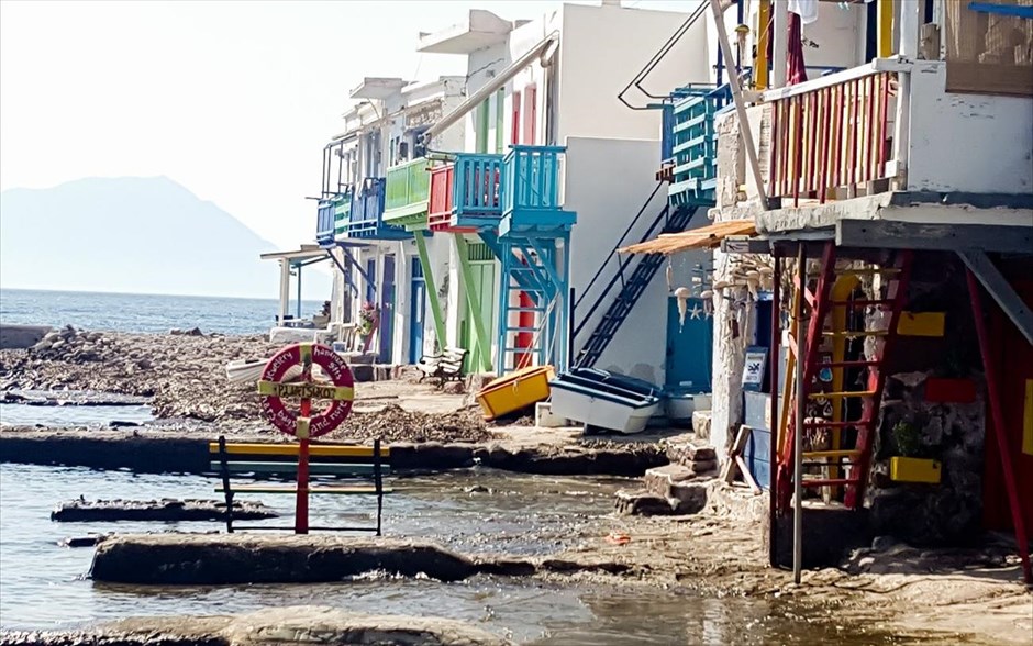 Καλοκαιρινό στιγμιότυπο από τη Μήλο. Στιγμιότυπο από την Πλάκα, στη Μήλο.