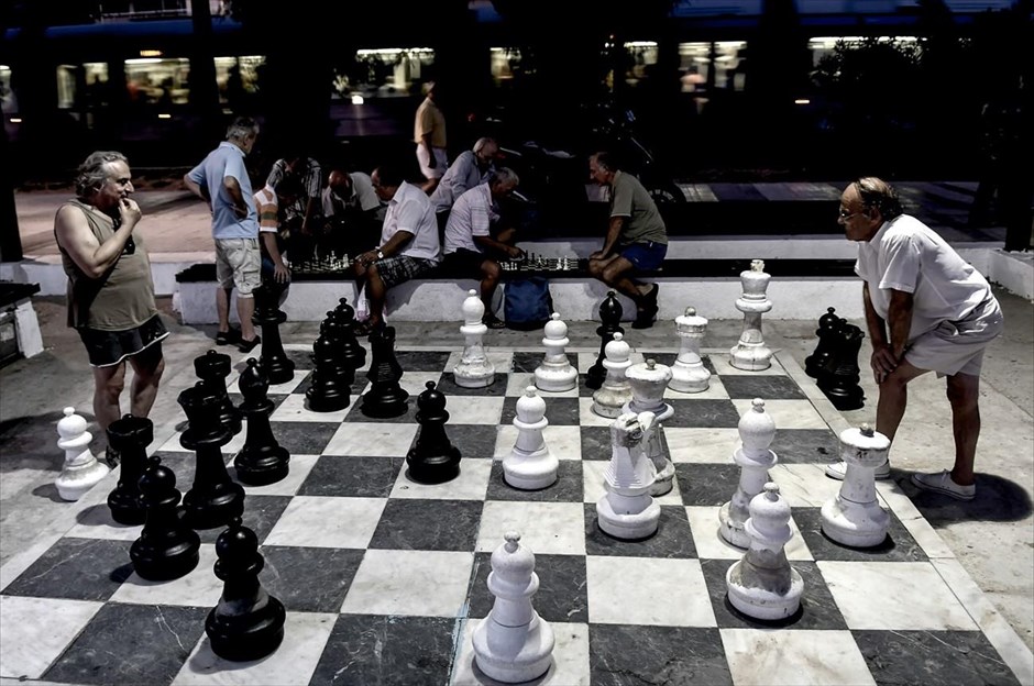 Μαθήματα στρατηγικής. Δύο άντρες παίζουν μια παρτίδα σκάκι σε περιοχή του Αλίμου.