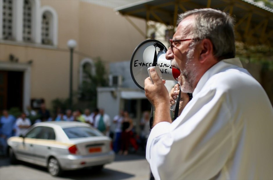 Στάση εργασίας των εργαζομένων στον «Ευαγγελισμό». Στάση εργασίας από τις 11:00 έως τις 15:00 πραγματοποιούν σήμερα οι εργαζόμενοι στο νοσοκομείο «Ευαγγελισμός», διαμαρτυρόμενοι για την υποστελέχωση και υποχρηματοδότηση του ιδρύματος, καθώς και για τη μη καταβολή δεδουλευμένων τριών μηνών στους εργαζόμενους στην καθαριότητα και την εστίαση (περίπου 450 άτομα).