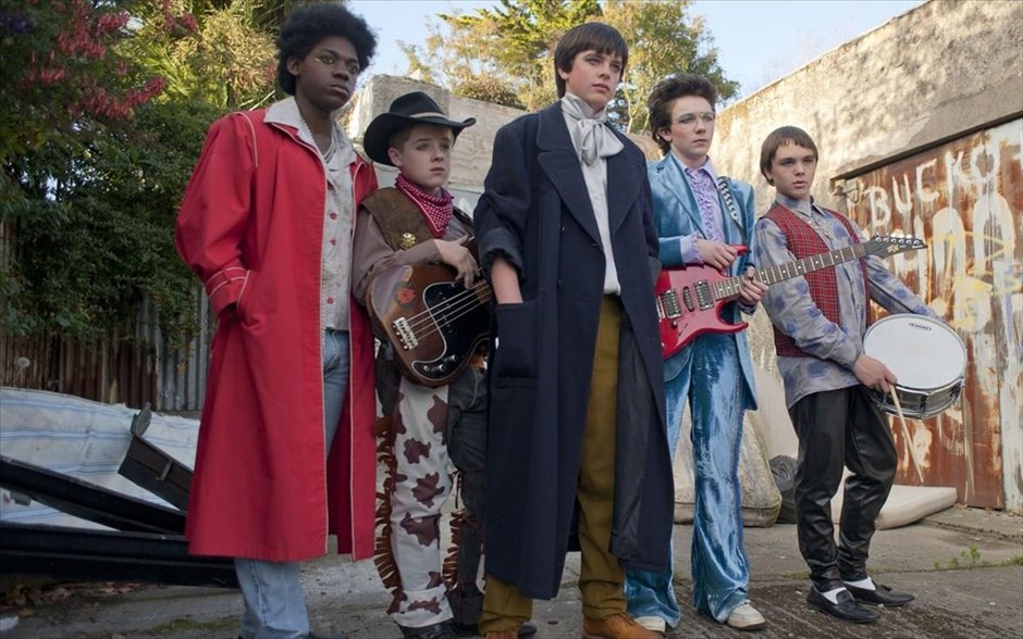 «Sing street». «Sing street»: Στο μιούζικαλ του Τζον Κάρνεϊ, ένα αγόρι που μεγαλώνει στο Δουβλίνο, κατά τη διάρκεια της δεκαετίας του ’80, δραπετεύει από τη δύσκολη οικογενειακή ζωή του, δημιουργώντας ένα συγκρότημα και μετακομίζοντας στο Λονδίνο. Πρωταγωνιστούν οι Άινταν Γκίλεν, Μαρία Ντόιλ Κένεντι, Τζακ Ρέινορ, Λούσι Μπόιντον και Κέλι Θόρντον.