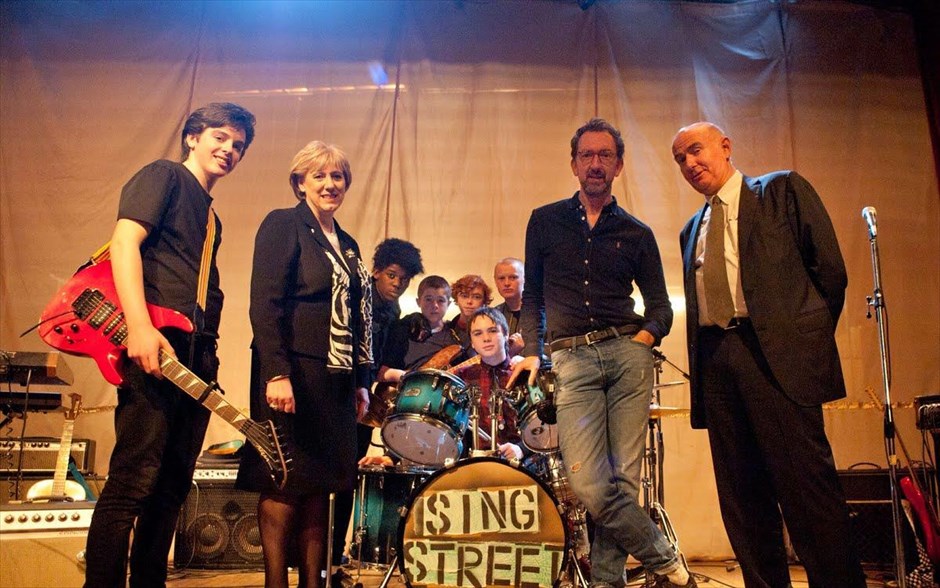 «Sing street». «Sing street»: Στο μιούζικαλ του Τζον Κάρνεϊ, ένα αγόρι που μεγαλώνει στο Δουβλίνο, κατά τη διάρκεια της δεκαετίας του ’80, δραπετεύει από τη δύσκολη οικογενειακή ζωή του, δημιουργώντας ένα συγκρότημα και μετακομίζοντας στο Λονδίνο. Πρωταγωνιστούν οι Άινταν Γκίλεν, Μαρία Ντόιλ Κένεντι, Τζακ Ρέινορ, Λούσι Μπόιντον και Κέλι Θόρντον.