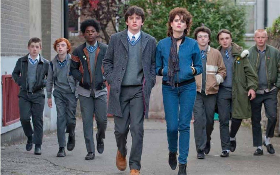 «Sing street». «Sing street»: Στο μιούζικαλ του Τζον Κάρνεϊ, ένα αγόρι που μεγαλώνει στο Δουβλίνο, κατά τη διάρκεια της δεκαετίας του ’80, δραπετεύει από τη δύσκολη οικογενειακή ζωή του, δημιουργώντας ένα συγκρότημα και μετακομίζοντας στο Λονδίνο. Πρωταγωνιστούν οι Άινταν Γκίλεν, Μαρία Ντόιλ Κένεντι, Τζακ Ρέινορ, Λούσι Μπόιντον και Κέλι Θόρντον.