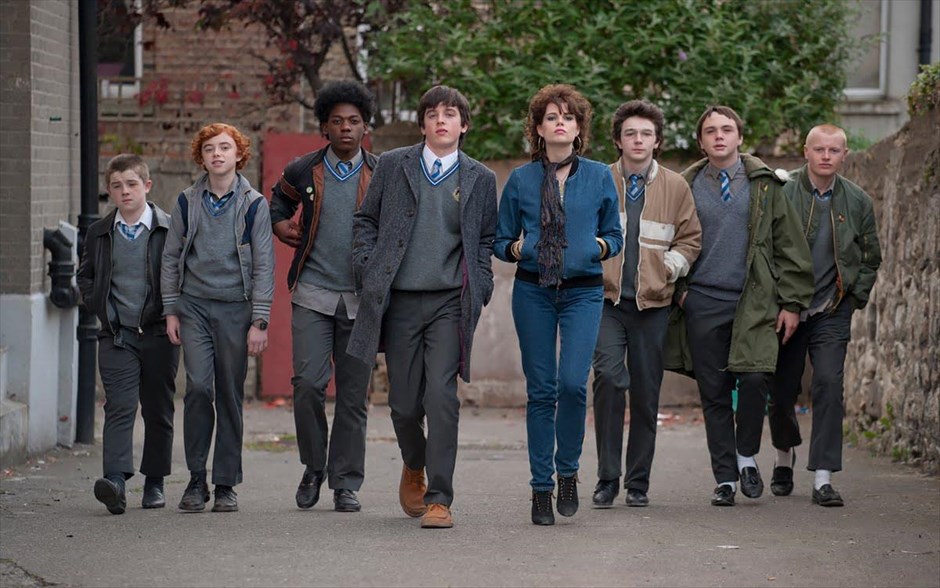 «Sing street». «Sing street»: Στο μιούζικαλ του Τζον Κάρνεϊ, ένα αγόρι που μεγαλώνει στο Δουβλίνο, κατά τη διάρκεια της δεκαετίας του ’80, δραπετεύει από τη δύσκολη οικογενειακή ζωή του, δημιουργώντας ένα συγκρότημα και μετακομίζοντας στο Λονδίνο. Πρωταγωνιστούν οι Άινταν Γκίλεν, Μαρία Ντόιλ Κένεντι, Τζακ Ρέινορ, Λούσι Μπόιντον και Κέλι Θόρντον.