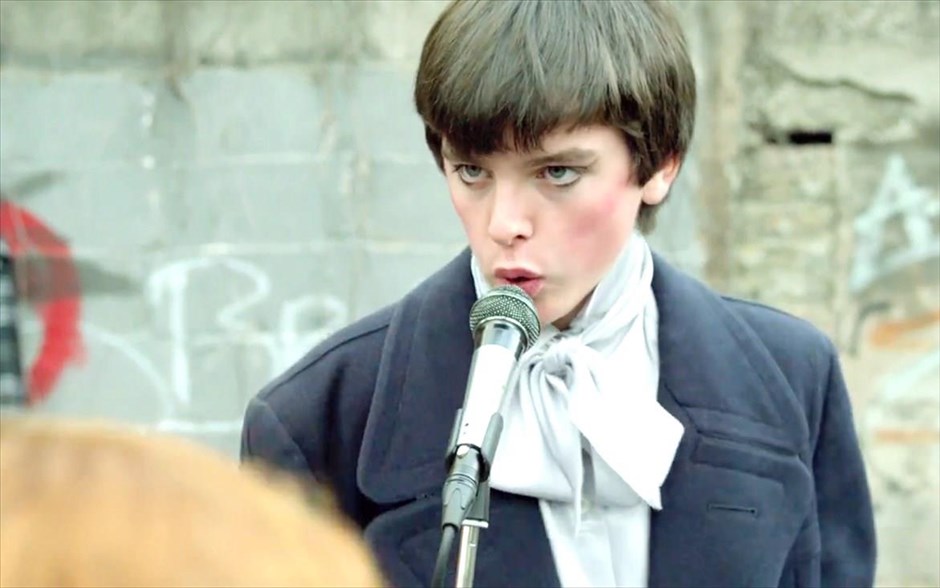 «Sing street». «Sing street»: Στο μιούζικαλ του Τζον Κάρνεϊ, ένα αγόρι που μεγαλώνει στο Δουβλίνο, κατά τη διάρκεια της δεκαετίας του ’80, δραπετεύει από τη δύσκολη οικογενειακή ζωή του, δημιουργώντας ένα συγκρότημα και μετακομίζοντας στο Λονδίνο. Πρωταγωνιστούν οι Άινταν Γκίλεν, Μαρία Ντόιλ Κένεντι, Τζακ Ρέινορ, Λούσι Μπόιντον και Κέλι Θόρντον.