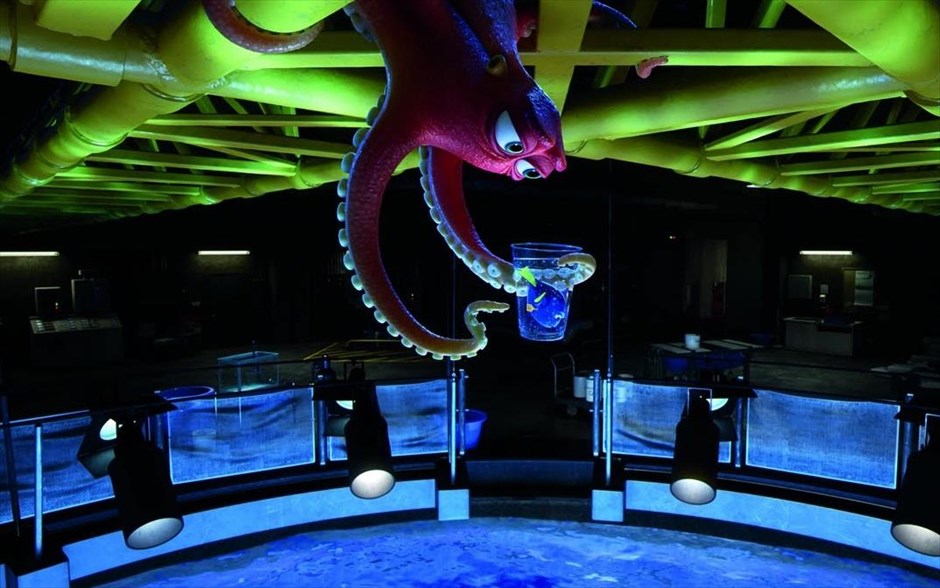«Ψάχνοντας την Ντόρι» (3D). «Ψάχνοντας την Ντόρι» (3D): Έχουν περάσει 13 χρόνια από την πρώτη τους βουτιά στον πολύχρωμο και φαντασμαγορικό βυθό της Pixar, όμως οι χαρακτήρες του - βραβευμένου με Όσκαρ - «Ψάχνοντας τον Νέμο» έχουν μείνει αξέχαστοι. Τώρα, επιστρέφουν με μια νέα οικογενειακή περιπέτεια κινουμένων σχεδίων, σε σκηνοθεσία των Άντριου Στάντον και Άνγκους Μακλέιν, με τις φωνές των Έλεν Ντε Τζενέρις, Άλμπερτ Μπρουκς, Νταϊάν Κίτον, Ντομινίκ Γουέστ, Ίντρις Έλμπα και Τάι Μπάρελ, για να συνεχίσουν τα θαλάσσια κατορθώματά τους.