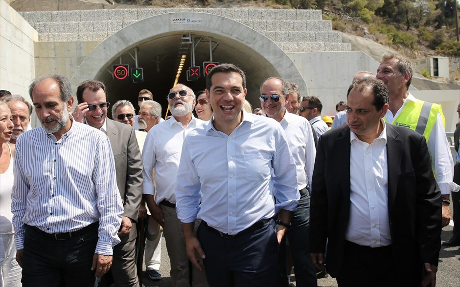 Εγκαίνια και επιθεώρηση έργων σε Ολυμπία - Ιονία Οδό από τον Αλ. Τσίπρα. «Ξεχωριστή ημέρα για τη δυτική Ελλάδα, την πιο αδικημένη πλευρά της χώρας» χαρακτήρισε τη σημερινή ο πρωθυπουργός Αλέξης Τσίπρας, κατά την ομιλία του, στο πλαίσιο των εγκαινίων τμήματος της Ολυμπίας Οδού, από την Κόρινθο μέχρι το Κιάτο. Όπως είπε ο Πρωθυπουργός, τα τμήματα της Ολυμπίας οδού που παραδίδονται στην κυκλοφορία είναι οι πρώτοι καρποί μιας δύσκολης προσπάθειας, που ξεκίνησε πριν από ενάμιση χρόνο. Αναφερόμενος στα έργα των οδικών αξόνων, ο κ. Τσίπρας υπογράμμισε ότι από την επαναδιαπραγμάτευση των συμβάσεων, εξοικονομήθηκαν 172 εκατ. ευρώ από την Ολυμπία Οδό, 230 από την Ιονία Πδό και 225 από τον Μωρέα.