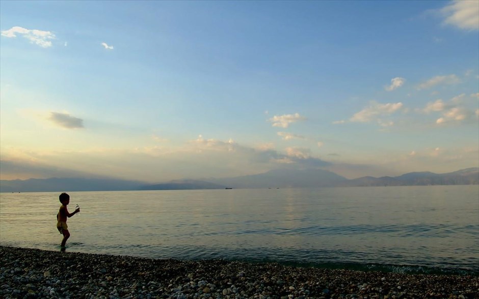 Φθινοπωρινές βουτιές. Στιγμιότυπο από παραλία της Αττικής, το Σάββατο 3 Σεπτεμβρίου 2016.&nbsp;