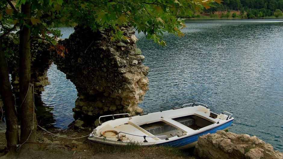 Βόλτα στη λίμνη Δόξα. Ο Φενεός με την λίμνη Δόξα είναι μια πανέμορφη περιοχή της Oρεινής Κορινθίας. Η μοναδικότητα της οφείλεται στο μεγάλο οροπέδιο που βρίσκεται ανάμεσα στα βουνά Ζήρεια και Χελμός, καθώς και στα 9 χωριά που σχεδόν κυκλικά περιστοιχίζουν την περιοχή του Φενεού. Η λίμνη Δόξα είναι μία τεχνητή λίμνη που βρίσκεται σε υψόμετρο 900 μέτρων, στον Αρχαίο Φενεό Κορινθίας. Η κατασκευή της ολοκληρώθηκε στα τέλη της δεκαετίας του 1990, και στηρίχτηκε στον χείμαρρο Δόξα που ρέει σε εκείνη την περιοχή. Στο κέντρο της λίμνης υπάρχει το εκκλησάκι του Αγίου Φανουρίου, με πρόσβαση από την μια μεριά της λίμνης, όπου ο επισκέπτης μπορεί να κάνει μπάνιο.