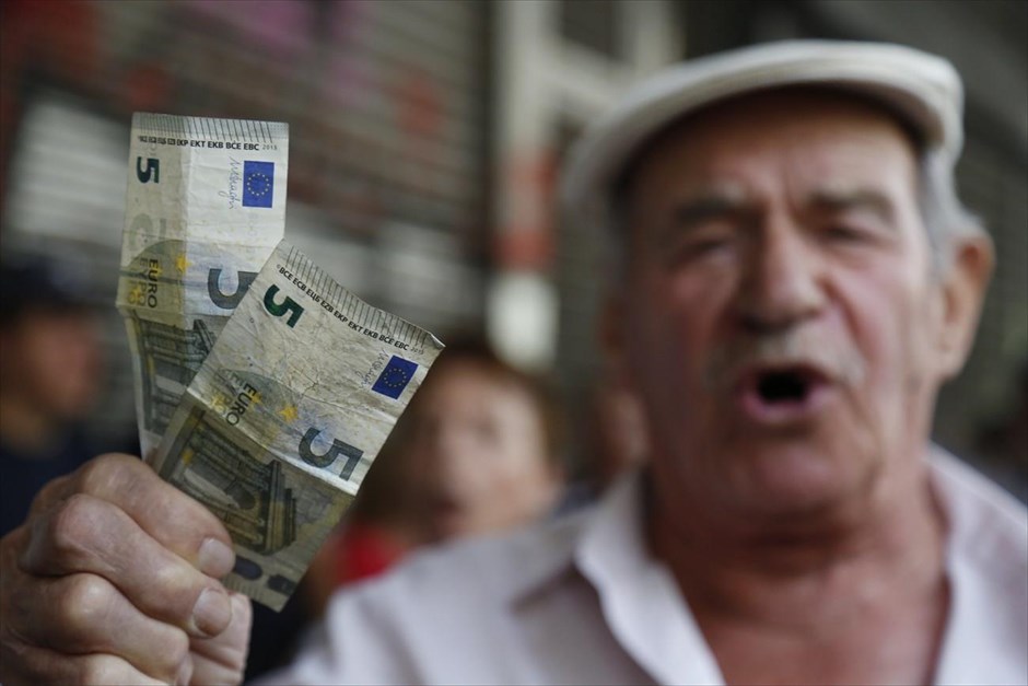 Διαμαρτυρία συνταξιούχων έξω από το υπ. Εργασίας. «Παράσταση οργής και αγανάκτησης» για τις νέες περικοπές στις επικουρικές συντάξεις πραγματοποίησαν ενώσεις συνταξιούχων έξω από το υπουργείο Εργασίας. Οι συγκεντρωμένοι ζήτησαν «να σταματήσει ο αφανισμός των συνταξιούχων και των οικογενειών τους».