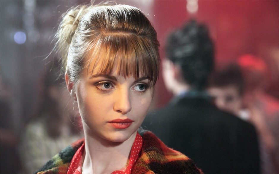 «Τα χρυσά μας χρόνια». Ήρωας της ταινίας «Τα χρυσά μας χρόνια», είναι ένας άνδρας, ο οποίος θυμάται την παιδική του ηλικία, τα ξεσπάσματα της μητέρας του, τον ισχυρό δεσμό του με τον βίαιο αδερφό του, τον απαρηγόρητο πατέρα του, την αδελφή του, τα ξαδέρφια του, τους φίλους που τον πρόδωσαν και, πάνω από όλα, εκείνη…