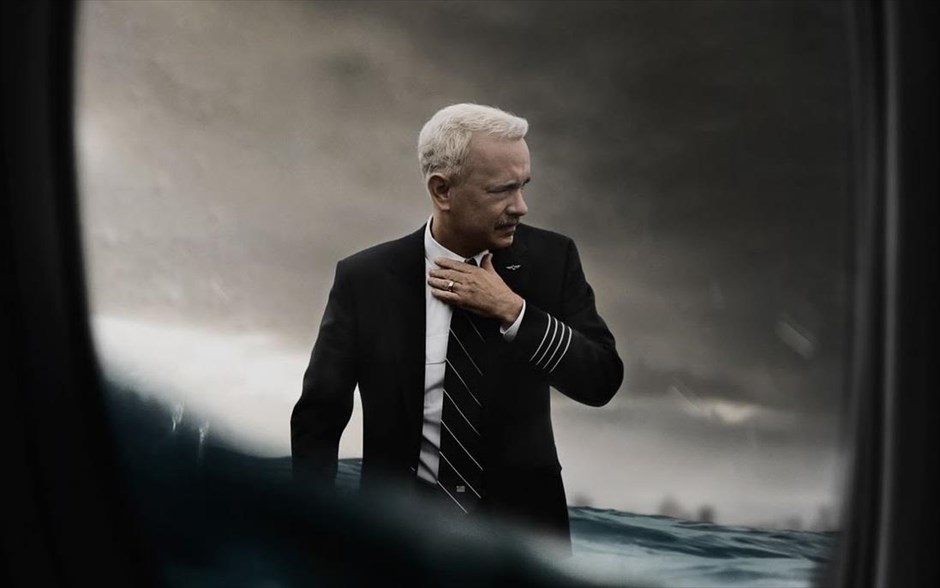 «Sully». &nbsp;Η ταινία, «Sully», αποτυπώνει τη δραματική ιστορία της ζωής του πιλότου Τσέσλι «Σάλι» Σάλενμπέργκερ, που έγινε ήρωας, όταν προσγείωσε το χωρίς κινητήρες αεροσκάφος που πιλόταρε, σώζοντας τις ζωές όλων των επιβατών, αλλά και τις δραματικές στιγμές που εκτυλίσσονταν στο παρασκήνιο.