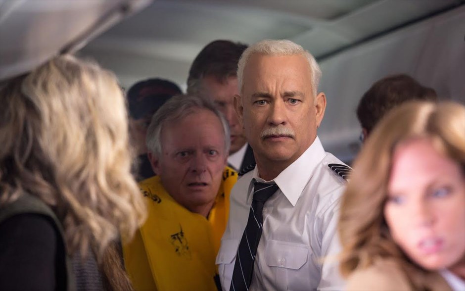 «Sully». &nbsp;Η ταινία, «Sully», αποτυπώνει τη δραματική ιστορία της ζωής του πιλότου Τσέσλι «Σάλι» Σάλενμπέργκερ, που έγινε ήρωας, όταν προσγείωσε το χωρίς κινητήρες αεροσκάφος που πιλόταρε, σώζοντας τις ζωές όλων των επιβατών, αλλά και τις δραματικές στιγμές που εκτυλίσσονταν στο παρασκήνιο.
