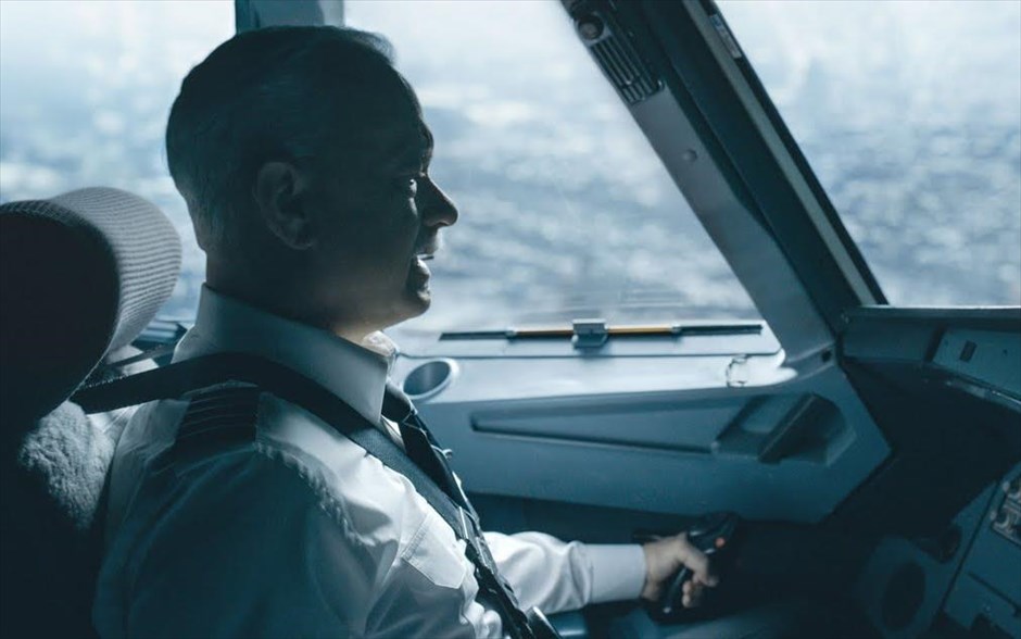 «Sully». &nbsp;Η ταινία, «Sully», αποτυπώνει τη δραματική ιστορία της ζωής του πιλότου Τσέσλι «Σάλι» Σάλενμπέργκερ, που έγινε ήρωας, όταν προσγείωσε το χωρίς κινητήρες αεροσκάφος που πιλόταρε, σώζοντας τις ζωές όλων των επιβατών, αλλά και τις δραματικές στιγμές που εκτυλίσσονταν στο παρασκήνιο.