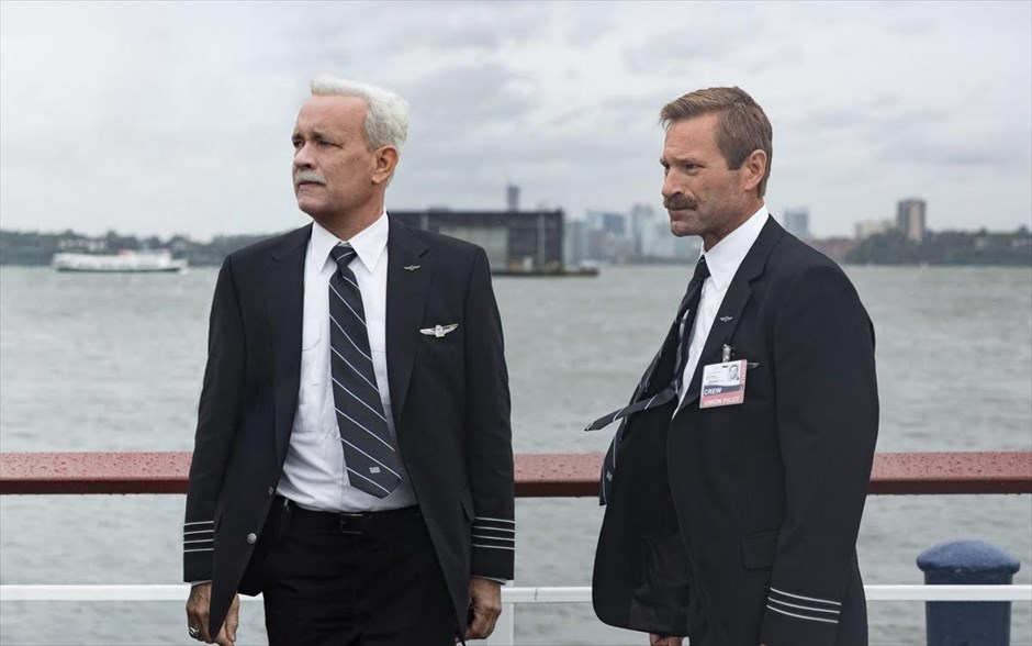 «Sully». &nbsp;Η ταινία, «Sully», αποτυπώνει τη δραματική ιστορία της ζωής του πιλότου Τσέσλι «Σάλι» Σάλενμπέργκερ, που έγινε ήρωας, όταν προσγείωσε το χωρίς κινητήρες αεροσκάφος που πιλόταρε, σώζοντας τις ζωές όλων των επιβατών, αλλά και τις δραματικές στιγμές που εκτυλίσσονταν στο παρασκήνιο.