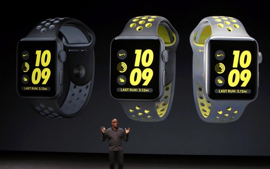 Apple Watch Series 2. O Trevor Edwards, πρόεδρος της Nike, παρουσιάζει τη συνεργασία του Apple Watch με την εφαρμογή  Nike+.