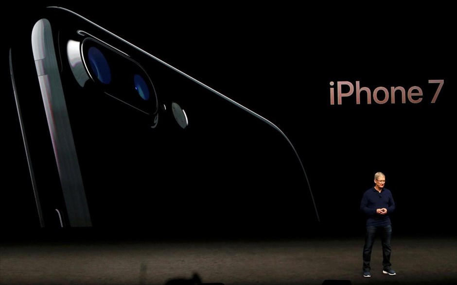 iPhone 7. Ο Tim Cook παρουσιάζει το iPhone 7.